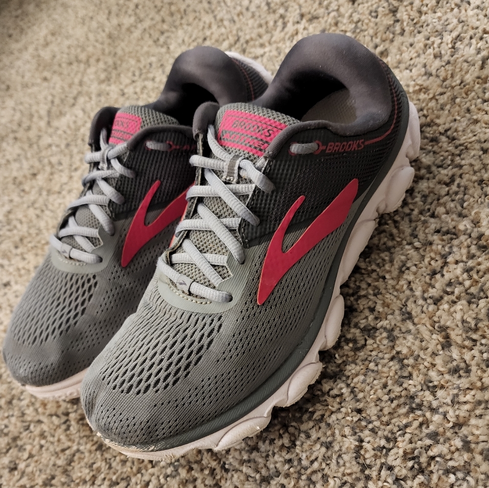Brooks Anthem- Size 10